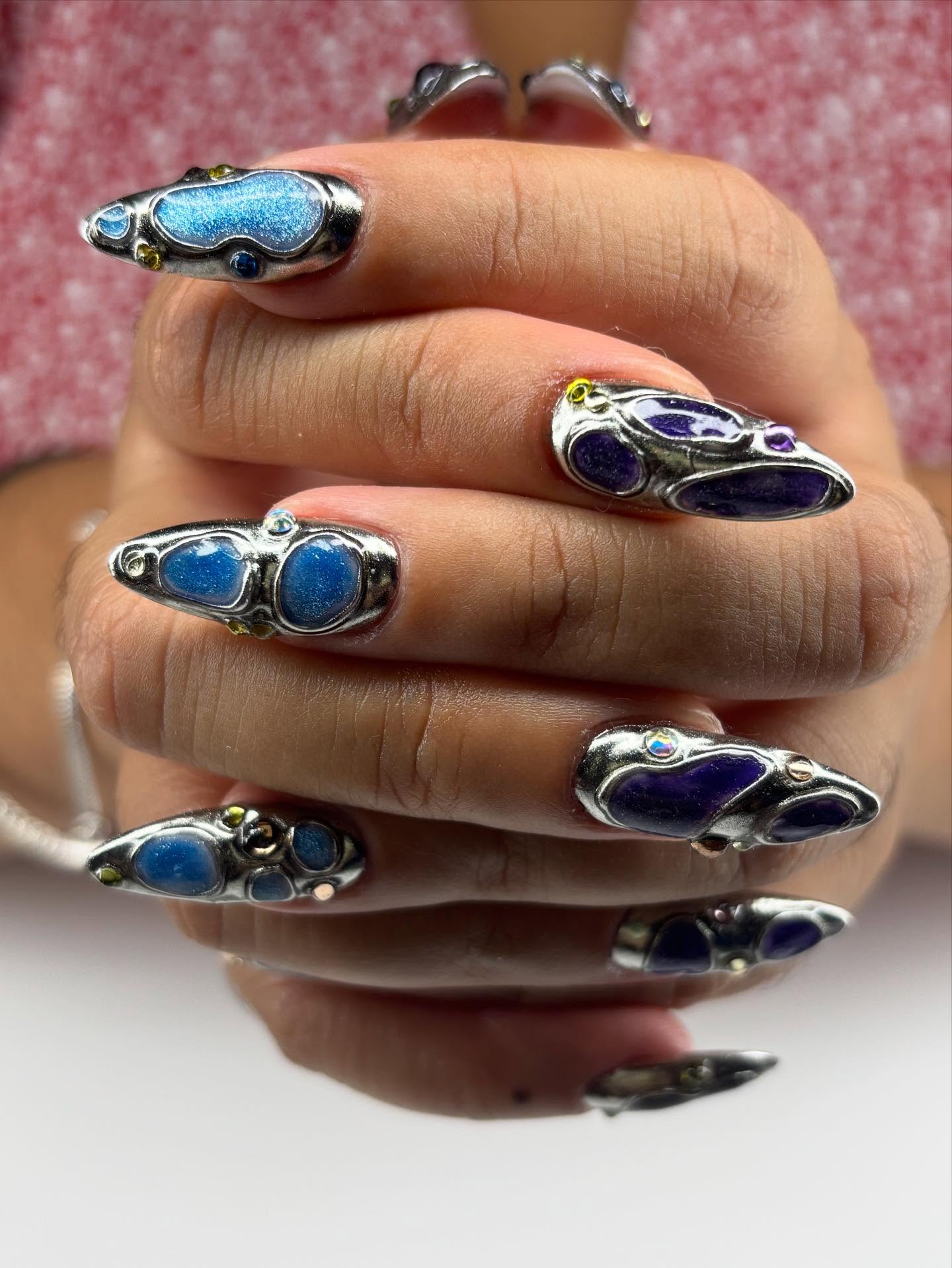 Bulles chrome saphir & améthyste — nail art La P'tite Manucure