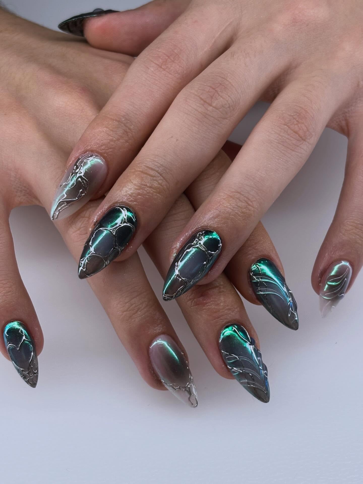 Toile d'argent émeraude — nail art La P'tite Manucure