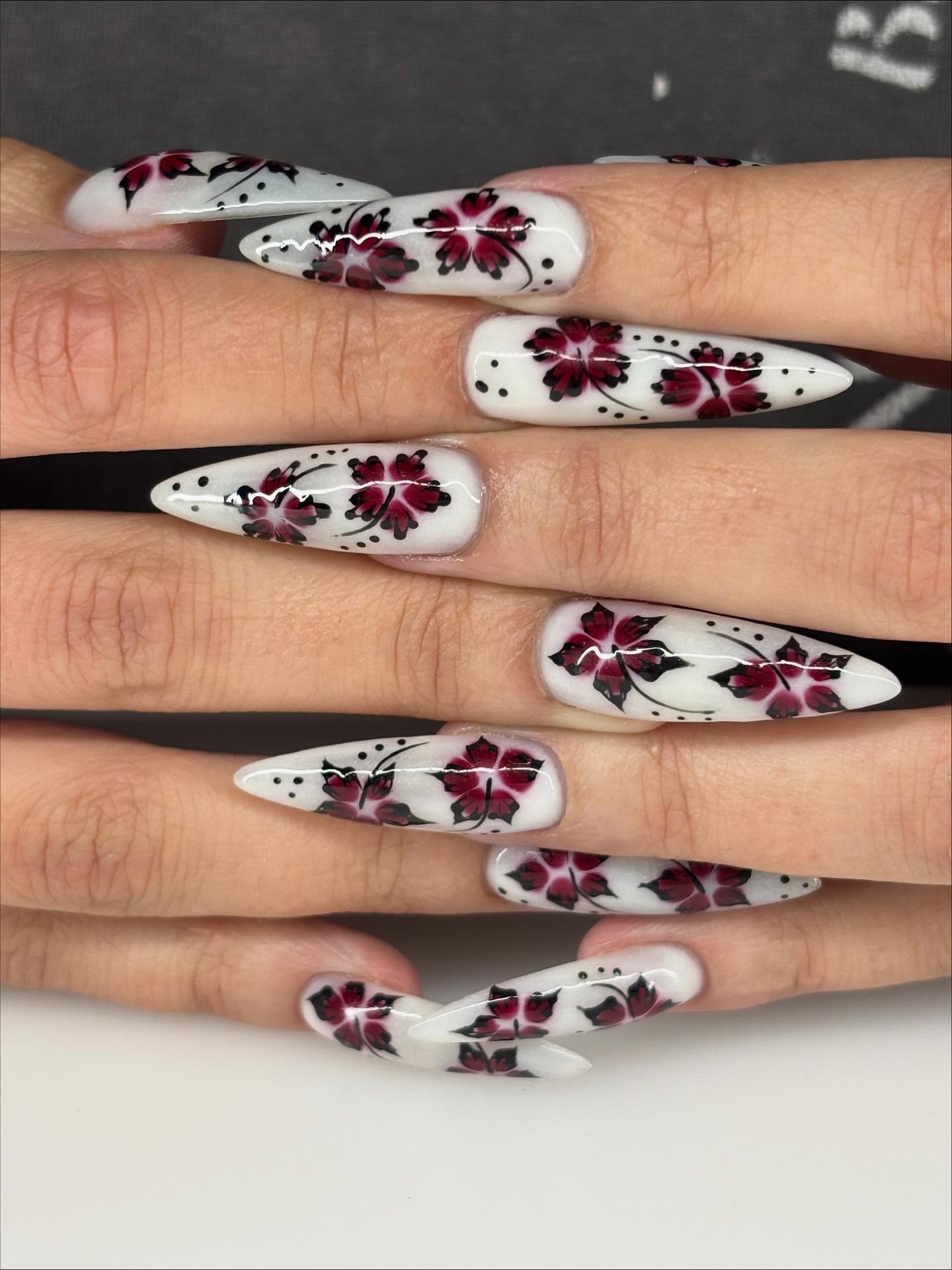 Hibiscus bordeaux sur blanc — nail art La P'tite Manucure