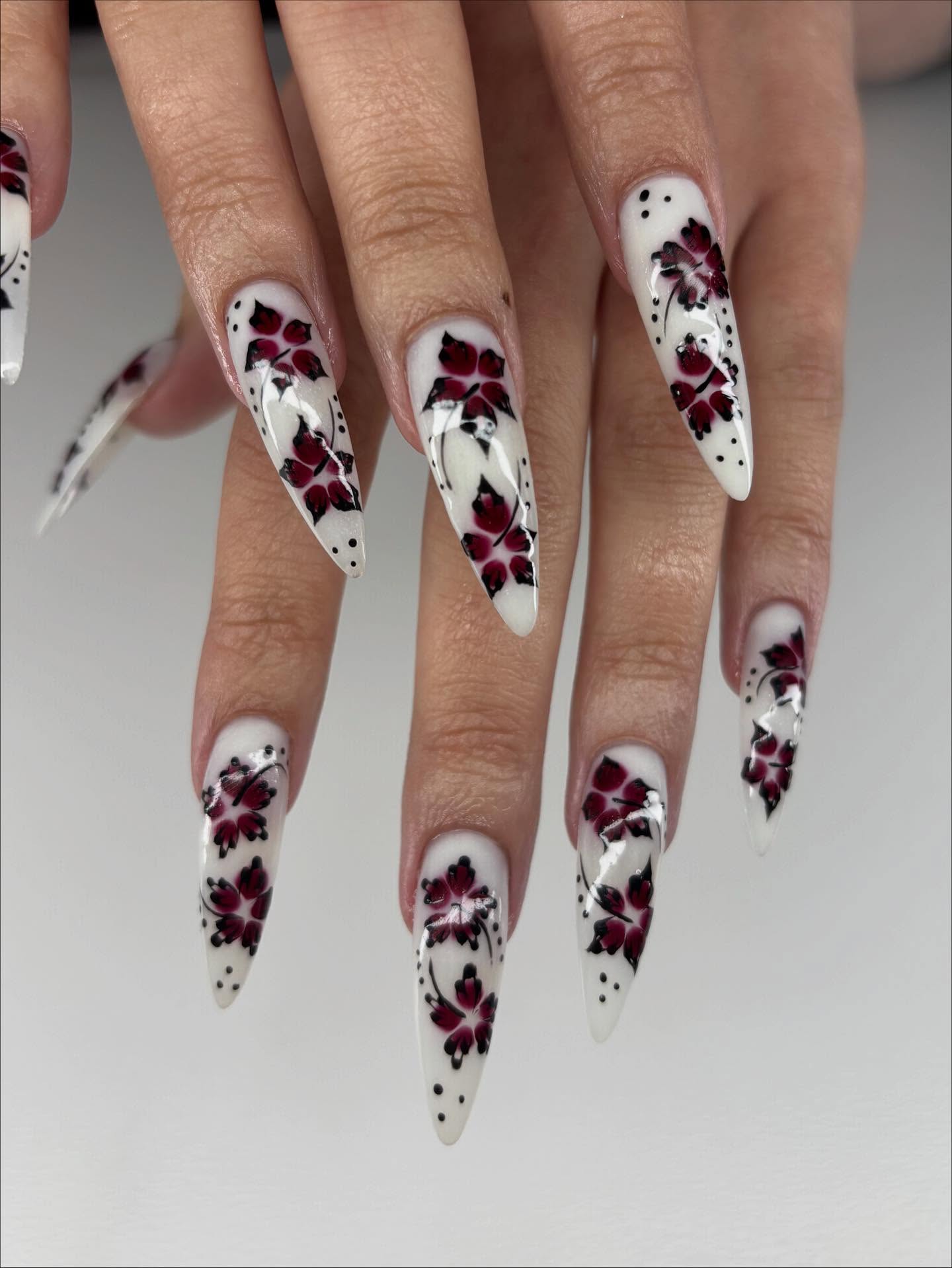 Bouquet bordeaux graphique — nail art La P'tite Manucure