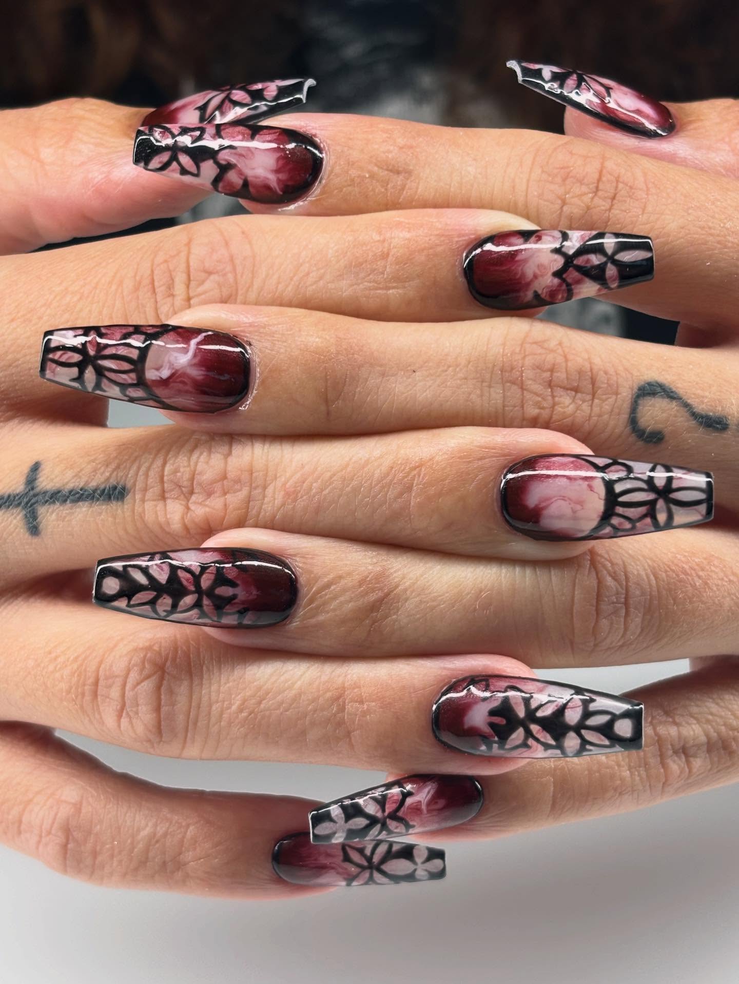 Dentelle bordeaux & noir — nail art La P'tite Manucure
