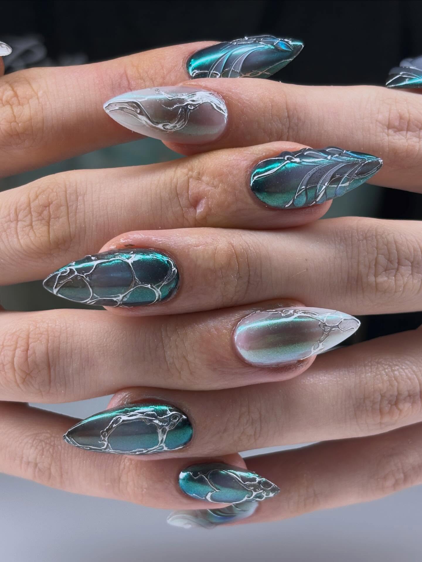 Marbré chrome émeraude — nail art La P'tite Manucure