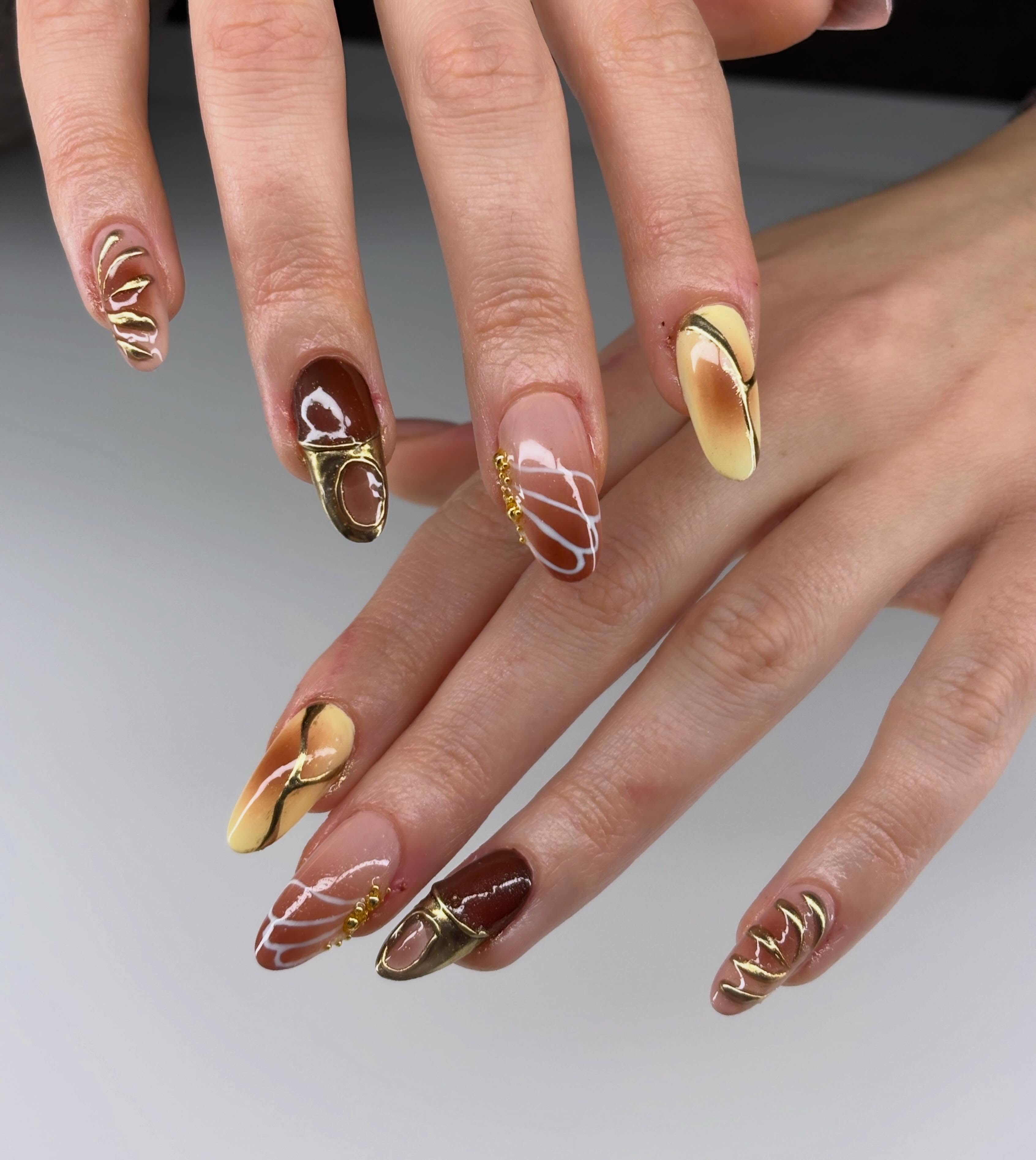 Linework doré caramel — nail art La P'tite Manucure