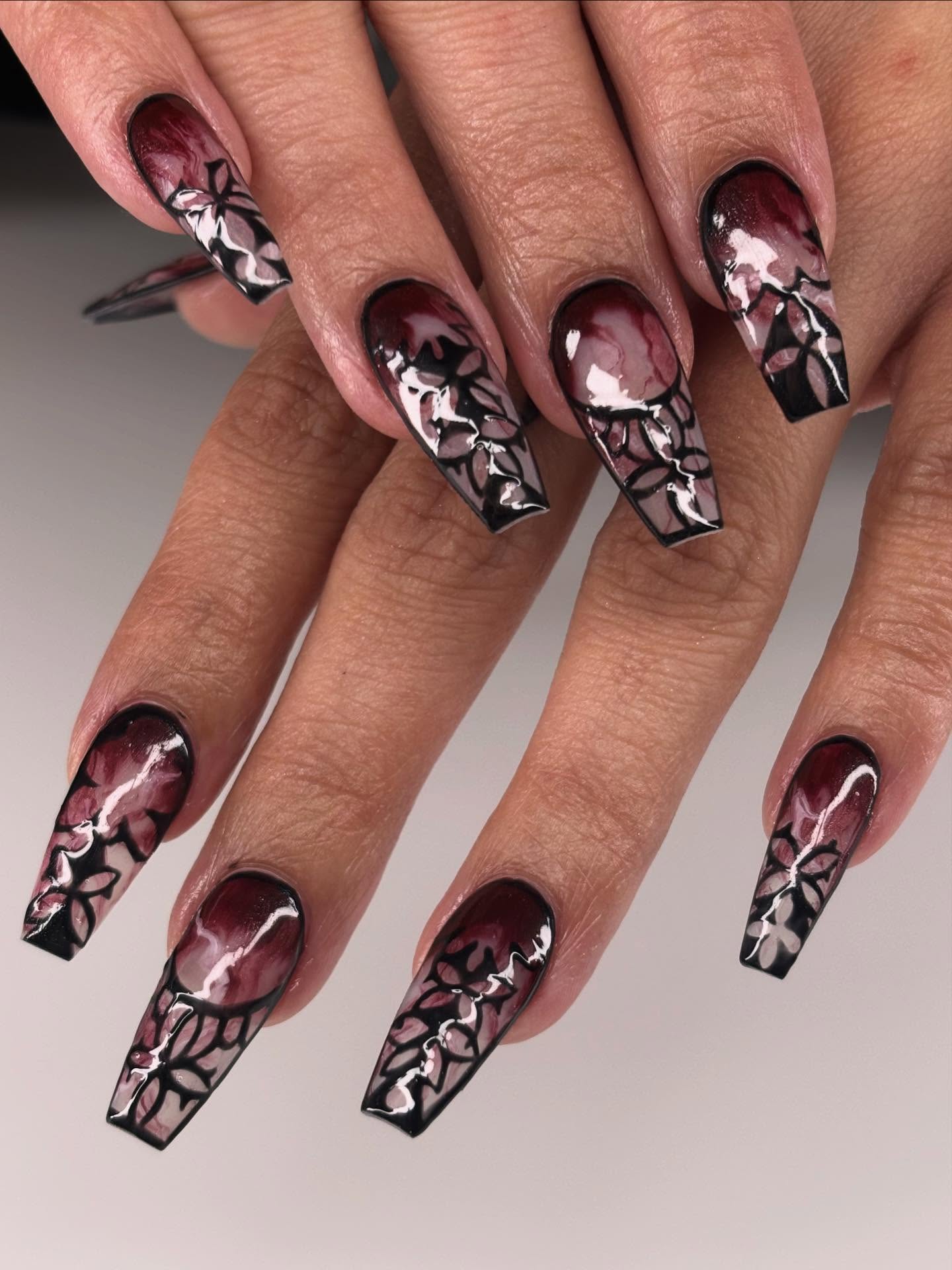 Vitrail bordeaux & noir — nail art La P'tite Manucure