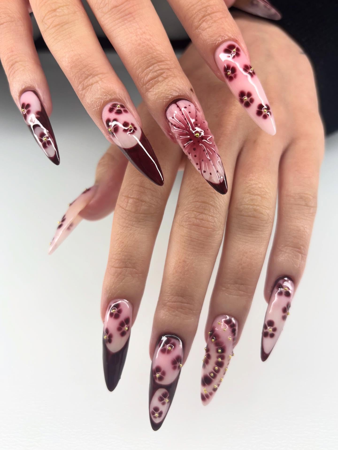 Fleurs bordeaux dessinées — nail art La P'tite Manucure